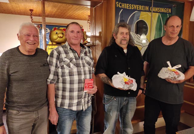 Von links: Gewinner Glücksstich Fredi Schaffner, 2. Rang Endschiessen Sepp Zumsteg, Gewinner Endschiessen Roman Mäder, 3. Rang Endschiessen Marco Sturm. Foto: zVg