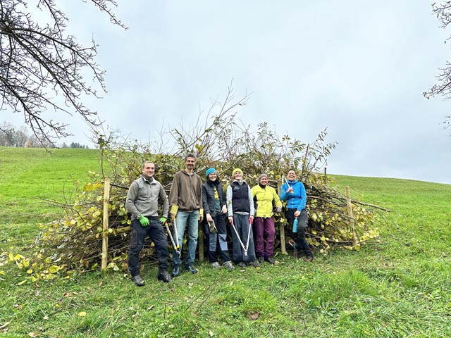 Gruppe 2 vor dem menschengrossen Asthaufen. Foto: © Jurapark Aargau