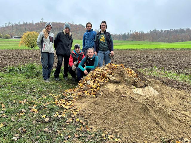 Gruppe 1 glücklich über den Steinhaufen. Foto: © Jurapark Aargau