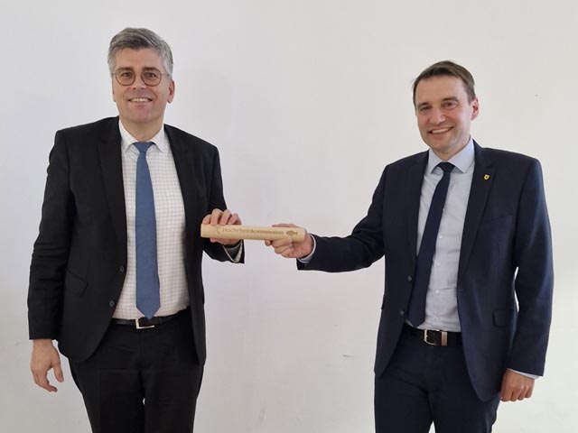 Stabübergabe von Landrat Dr. Marin Kistler an Regierungsrat Patrick Strasser. Foto: zVg