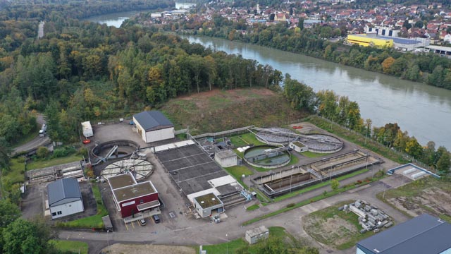Das Areal der ARA in Kaisten; in der Bildmitte die gerodete Fläche für den Bau von drei weiteren Reaktorbecken. Foto: zVg
