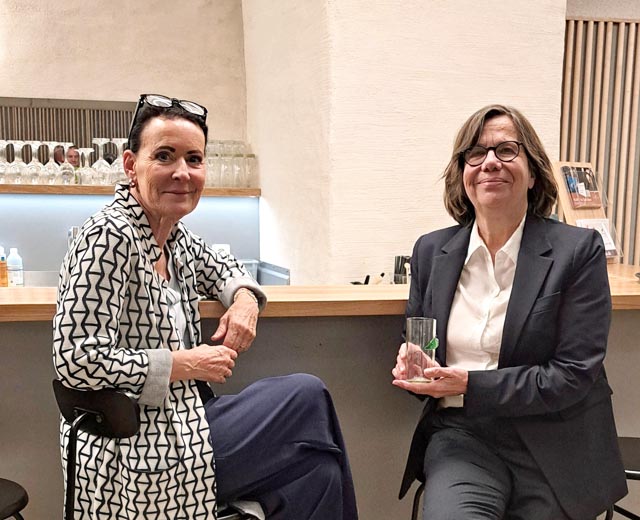 Die bisherige Präsidentin der GLP Rheinfelden Béa Bieber (links)mit ihrer Nachfolgerin Martina Stricker. Foto: zVg