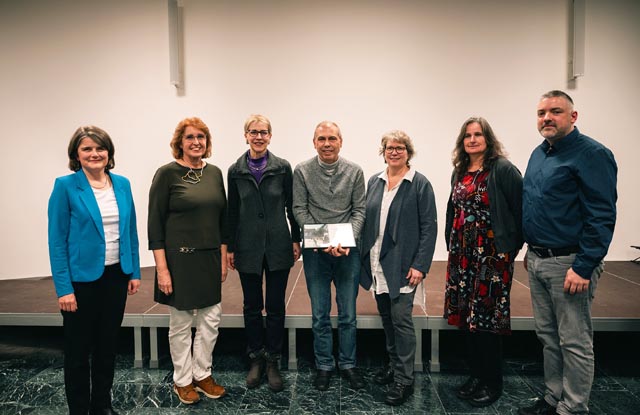 Von links: Regierungsrätin Kathrin Schweizer; Claudine Fürer-Moritz, Maya Preiswerk, Thomas Schwarb, Lilo Pulver, Judith Flück (für das Repair-Café Binningen-Bottmingen) und Jurypräsident Thomas Nigl. Foto: Laura Wahl-Sabatino