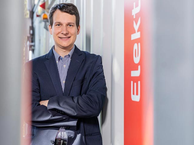 Emanuele Moioli analysiert am PSI-Zentrum für Energie- und Umweltwissenschaften die Möglichkeiten für einen klimaneutralen Verkehr in der Schweiz. Foto: © Paul Scherrer Institut PSI/Markus Fischer