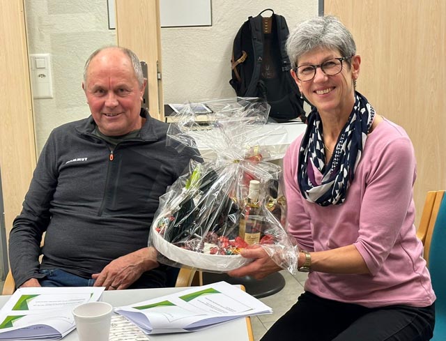 Die Logistikerin der Trotti-Tours Vreni Kleeb (hier mit Ehemann Karl Kleeb) wurde verabschiedet.Foto: zVg