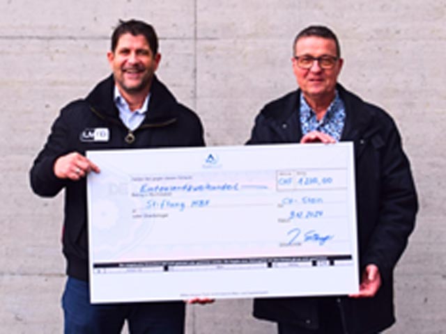 Roland Baumgartner, Mitglied der Geschäftsleitung der Stiftung MBF (links), und Juergen Sickinger der MusikHoch3 e.V. bei der Spendenübergabe. Foto: zVg