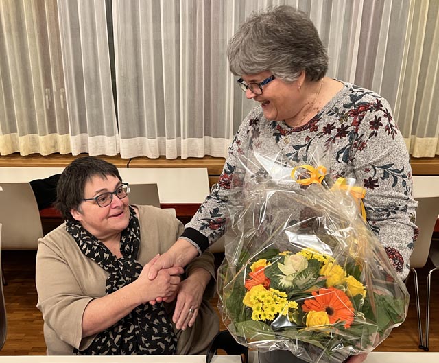 Präsidentin Beatrice Waldmeier ehrt Jubilarin Vreni Herzog. Foto: zVg