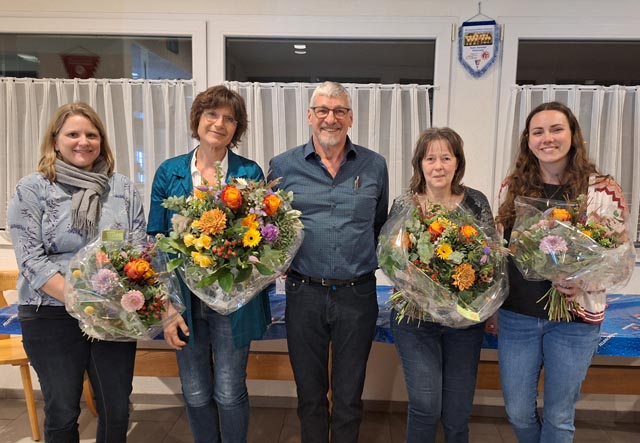 Geehrte Mitglieder: für 50 Jahre aktives Musizieren: Max Leeman, Christa Soder und Ursi Delz; für 25 Jahre aktives Musizieren: Barbara Soder und Carmen Jost. Foto: zVg