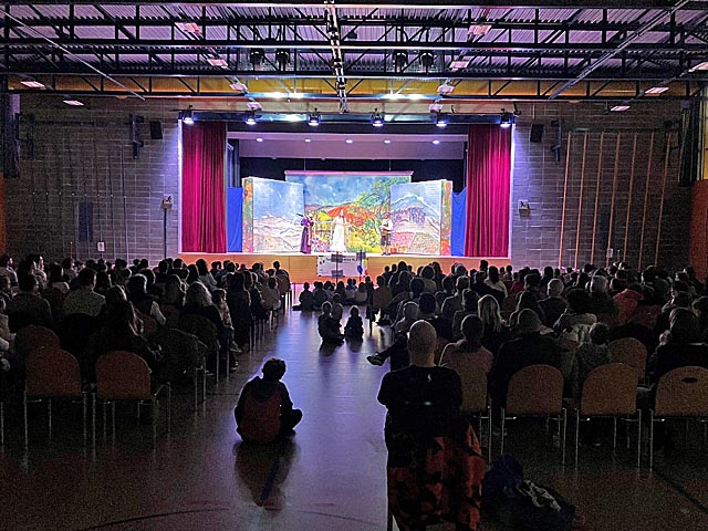 Die Prinzessin und die Königin mit ihrer Dienerin. Foto: zVg