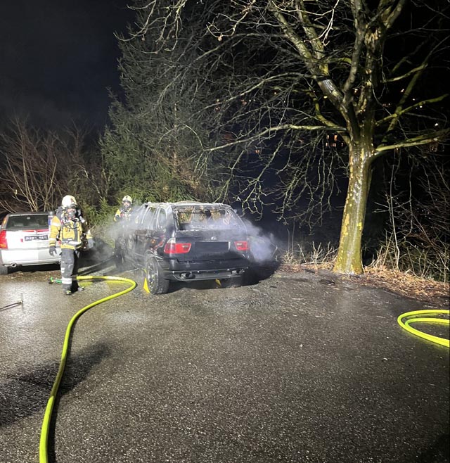 Läufelfingen BL: Fahrzeugbrand erfordert Feuerwehreinsatz