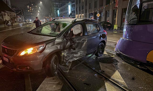 Reinach BL: Kollision zwischen Tram und Personenwagen 