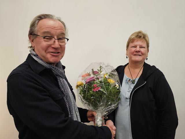 Nach mehr als drei Jahrzehnten in verschiedensten Vorstandschargen trat Andrea Raufer (Murg/Döttingen) von ihrem Amt als Aktuarin beim TC KWL zurück: Präsident Christoph Grenacher (Ittenthal) gratuliert Andrea Raufer zur Ehrenmitgliedschaft. Foto: zVg