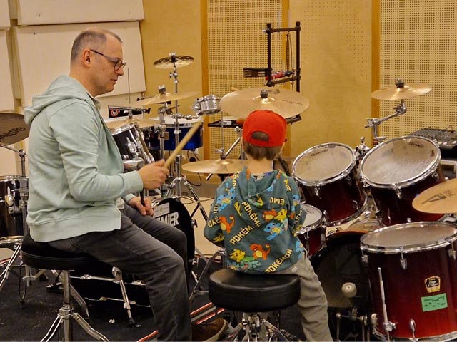 Instrumente kennenlernen und ausprobieren. Foto: zVg 