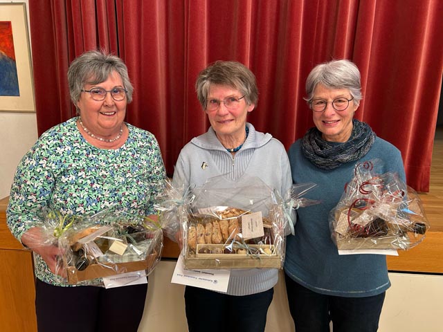 on links Ruth Stieger, Frick (2. Platz), Margund Graf, Luttingen DE (1. Platz), und Anni Meier, Oeschgen (3. Platz). Foto: zVg