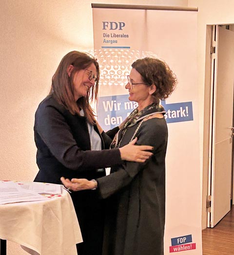 Vizepräsidentin Claudia Hauser (links) gratuliert Sabina Freiermuth zur Wiederwahl als Präsidentin der FDP Aargau. Foto: Huldrych Egli