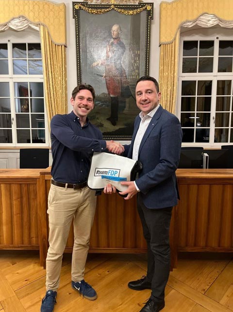 Bruno Tüscher (rechts) übergibt Präsidium and Nicola Richli (links). Foto: zVg