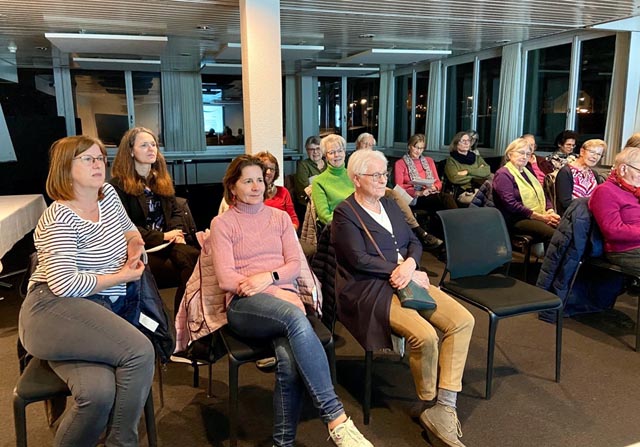 Die Mitglieder hören sich den Geschäftsbericht an. Foto: Heidi Lesiecki