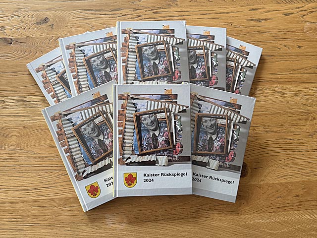 Blick zurück auf ein facettenreiches Jahr 2024 mit dem Kaister Rückspiegel; auf dem Titelbild ein Werk des Kaister Kunstschaffenden Daniel Waldner, der in der Rubrik «In Kaisten daheim» zusammen mit weiteren einheimischen Künstlerinnen und Künstlern portraitiert wird. Foto: Jörg Wägli