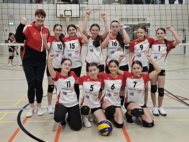 Das Team nach dem letzten Turnier – voller Energie und Zusammenhalt. Ein stolzer Moment, der die harte Arbeit und den Teamgeist der Saison widerspiegelt. Foto: zVg