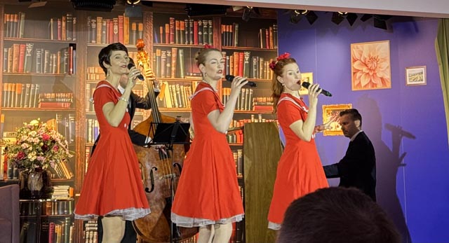 ie Nostalgieband «The Sam-Singers» umrahmt die Veranstaltung musikalisch. Foto: Lilia Staiger