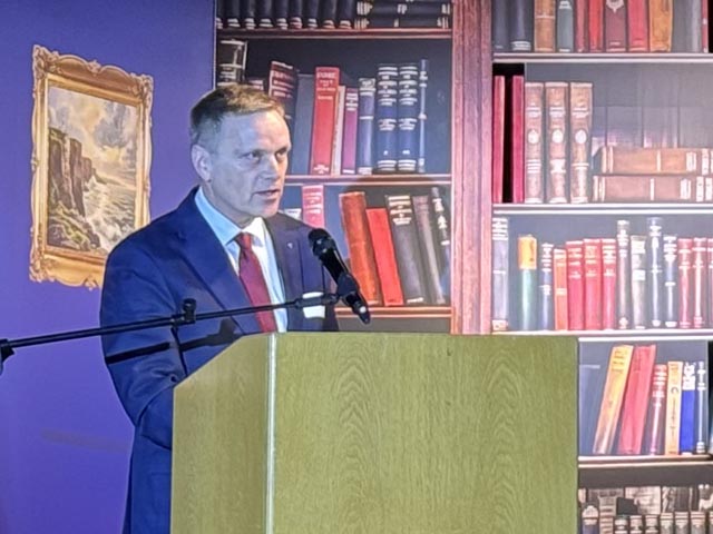 Regierungsrat Jean-Pierre Gallati richtet Grussworte an die Gäste. Foto: Lilia Staiger