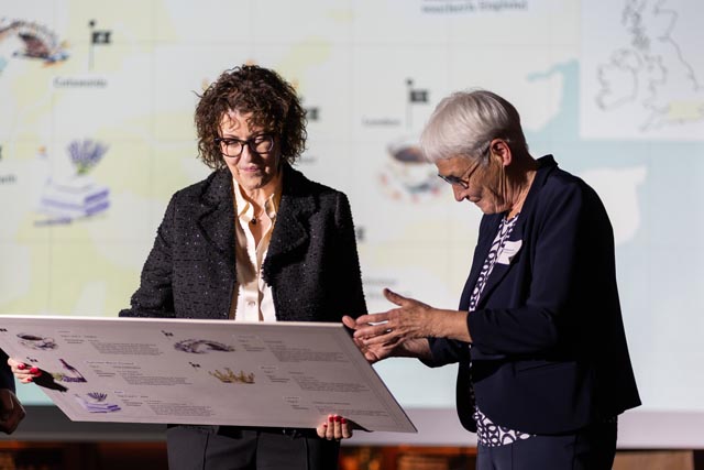 Geschenkübergabe: Anneliese Seiler (links) und Katharina Hirt. Foto: GZF