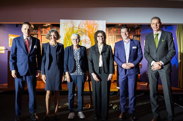 Gruppenbild (von links) mit Regierungsrat Jean-Pierre Gallati; Edith Saner, Präsidentin vaka; Katharina Hirt, Präsidentin des Verwaltungsrats; Anneliese Seiler, 28 Jahren am GZF, davon 18 als CEO;  Oliver Grossen, neuer CEO ab dem 1. April; Dr. med. Maik Hauschild, Chefarzt Frauenklinik. Foto: GZF