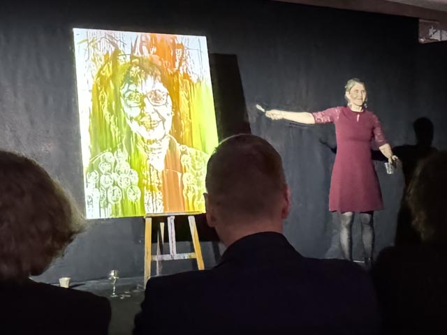 Speed-Painterin Corinne Sutter bei ihrer Performance. Foto: Lilia Staiger