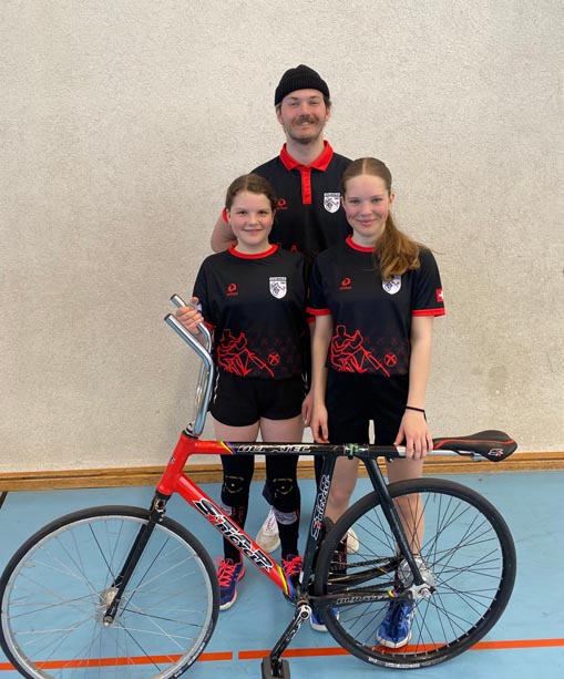 Salome und Amelie Lauber mit Trainer Stuart Müller. Foto: zVG