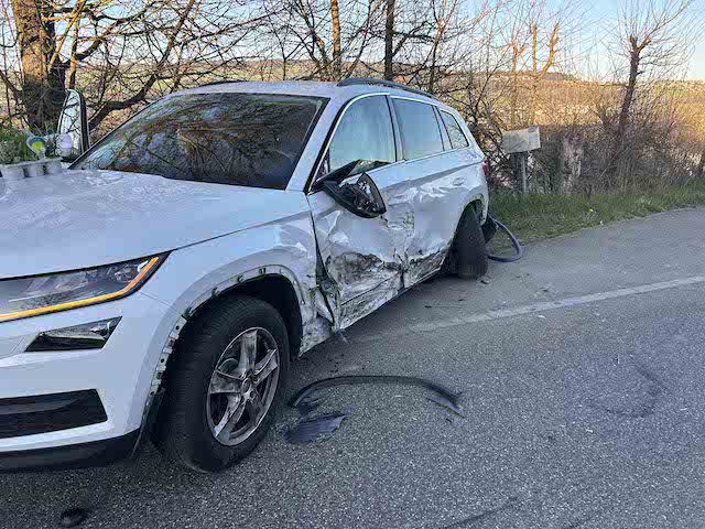 Fischbach-Göslikon: PW-Lenker gerät auf Gegenfahrbahn