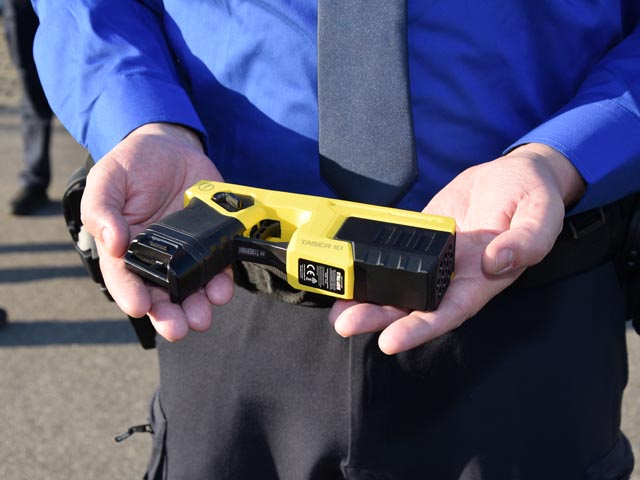 Seit diesem Jahr verügt die Regionalpolizei Unteres Fricktal über vier Destabilisierungsgeräte. Die Ausbildung läuft seit Anfang Jahr. Diese Taser können mithelfen, gefährliche Situationen zu entschärfen und potentzielle Angreifer ausser Gefecht zu setzen. Foto: Jörg Wägli