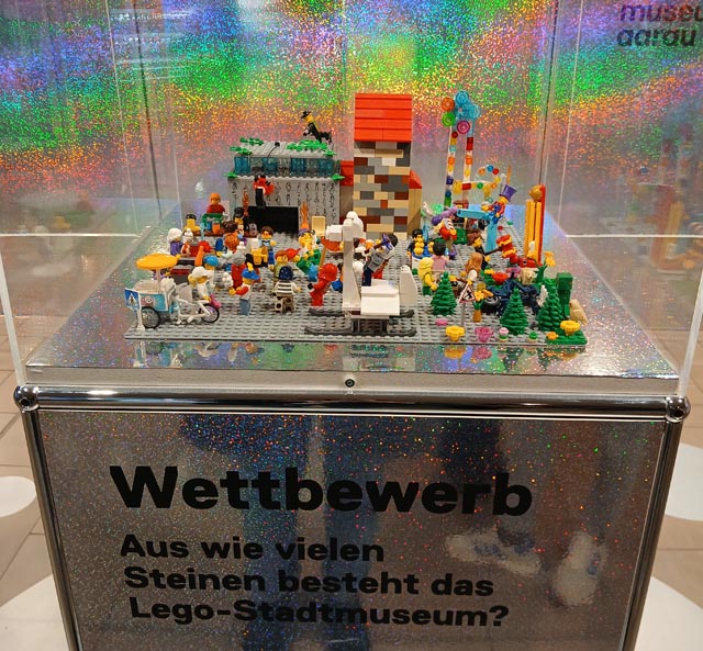 Wie viele Steine? Das Lego-Stadtmuseum lädt zu Schätzwettbewerb ein (aktuell im City-Märt). Foto: zVg
