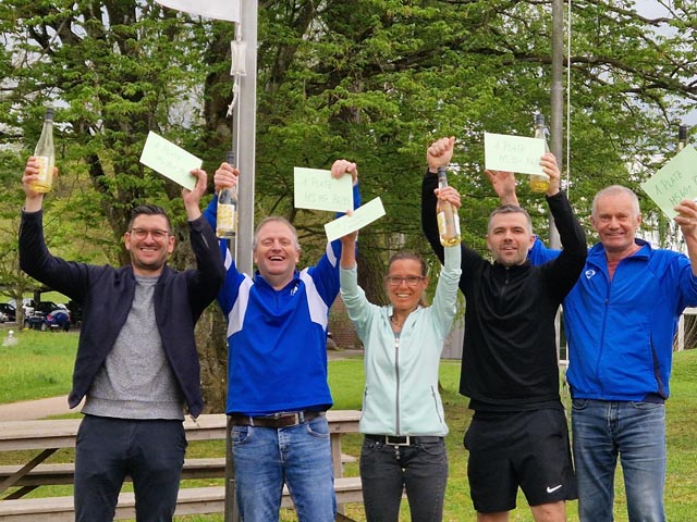 Die Gewinner des ersten TC KWL Open in Siegerlaune (von links): Johannes Dietrich, D-Murg (TC KWL); Bruno Rennhard, Döttingen (TC Unteres Aaretal); Denise Freiermuth Voser, Oeschgen (TC KWL/TCL); Benjamin Krüger, D-Laufenburg (TC KWL); Jörg Völkle, D-Murg (TC Roche Liebrüti). Foto: zVg