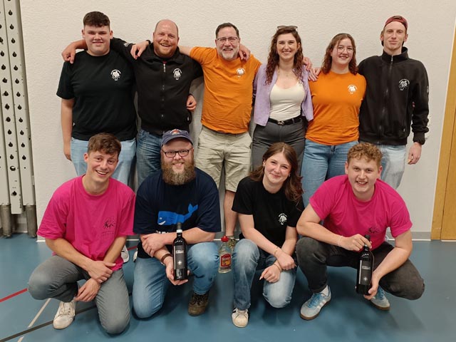 Oben von links: Fabian Schlumpf, Stefan Reinle, Marco Hasler, Alexandra Hugenschmidt, Luana Gysin, Dario Senn; unten von links: Noel Droll, Thomas Betschart, Sarah Iaconi, Ivan Gysin; nicht auf dem Bild: Ruedi Meier. Foto: zVg