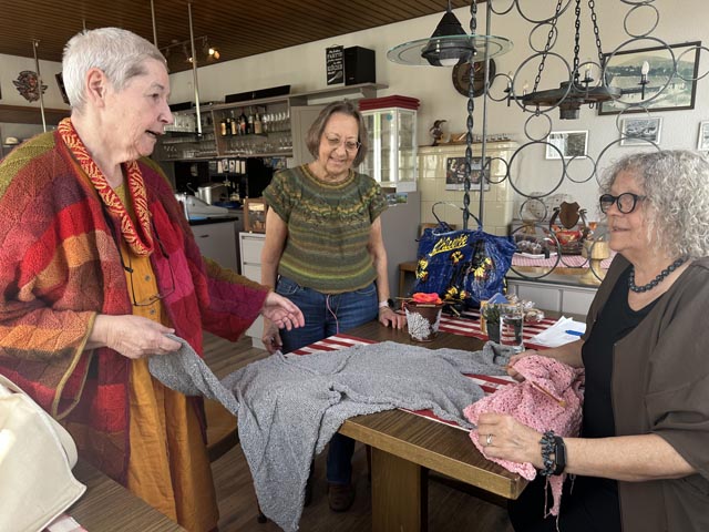 Stricktreff im überschaubaren Rahmen: Gabriela Hartmann, María Cristina Fernández und Angela Diesner (von links) begutachten und besprechen ihre Werke. Foto: Sonja Fasler