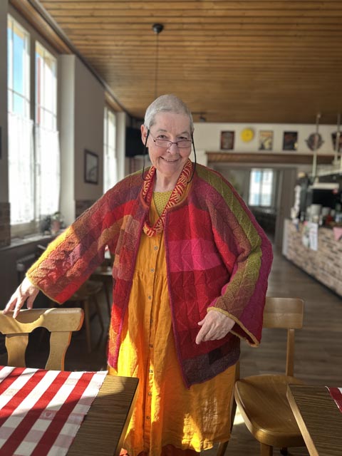 Gabriela Hartmann hat diese farbenfrohe Jacke aus Sockenwolle mit Farbverlauf gestrickt. In einem einfachen Muster, wie sie erklärt: «Ich habe eine Schwäche für einfache Sachen, die kompliziert aussehen.» Foto: Sonja Fasler