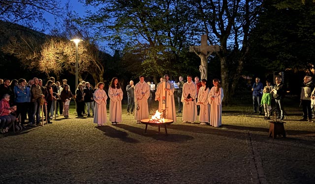 Osterfeuer vor dem Friedhof. Foto: zVg 