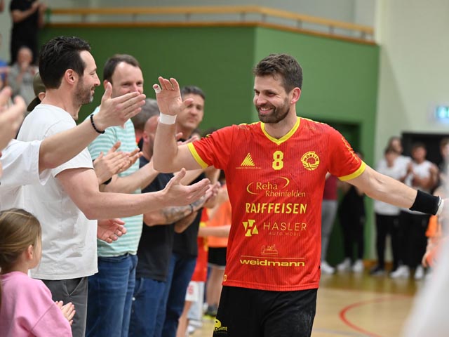 Spalier für Maurice Meier, der nach 16 Jahren beim TV Möhlin seine Karriere beendet. Foto: Christine Steck