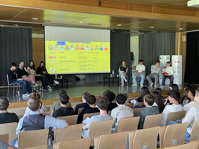 Fricker Oberstufenschülerinnen und -schüler lauschen den Erfahrungen der Lehrlinge (Rent-a-Stift). Foto: zVg