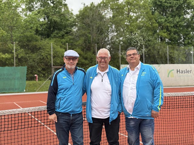 Die Vorstandsmitglieder (von links) Eric Zuber, Kassier, Felix Jegge, Vizepräsident, und Philipp Schlienger, Spielleiter, am Schnupperevent auf dem Tennisplatz. Foto: Lilia Staiger