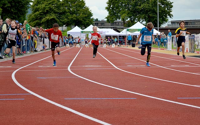 Dion, Jeremy, Max, Giosuè und Brian (von links) im Sprint über 60m. Foto: zVg