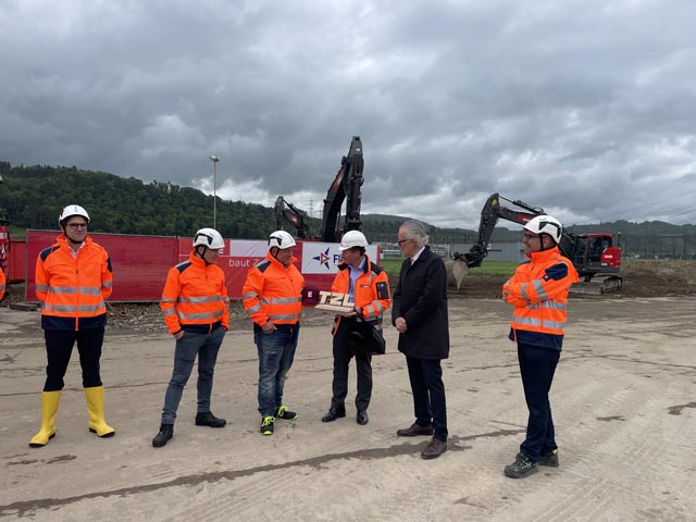 Guiseppe Santagada überreicht Marcel Aumer symbolische Geschenke