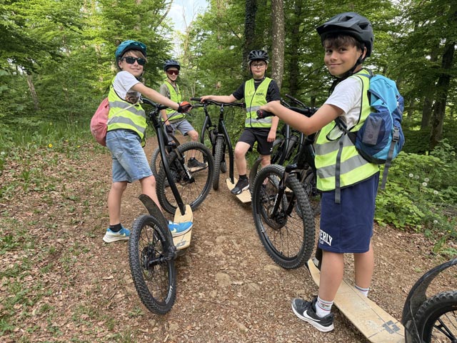 Die vier Jungs waren begeistert und fuhren mit ihren Trottis vorneweg. Foto: Rainer Müller
