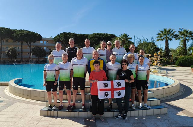Gruppenbild des VMC Zeiningen vor dem Hotel-Pool des Tirreno Resort, Orosei. Foto: zVg