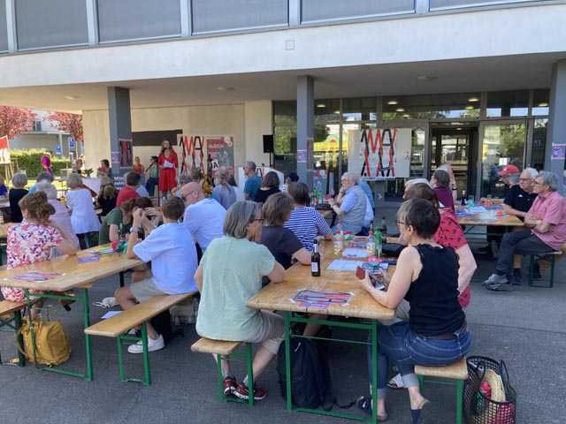 Die 1.-Mai-Feier-Besuchenden beim Sallbau in Stein. Foto: Bruno Weber