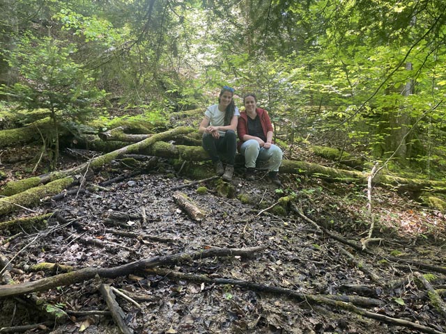 Marianne Rutishauser und Lena Bühlmann, die beiden Projektleiterinnen des Quell-Inventars, neben der Quelle von nationaler Bedeutung. Foto: © Sophia Wechsler, Pro Natura Aargau