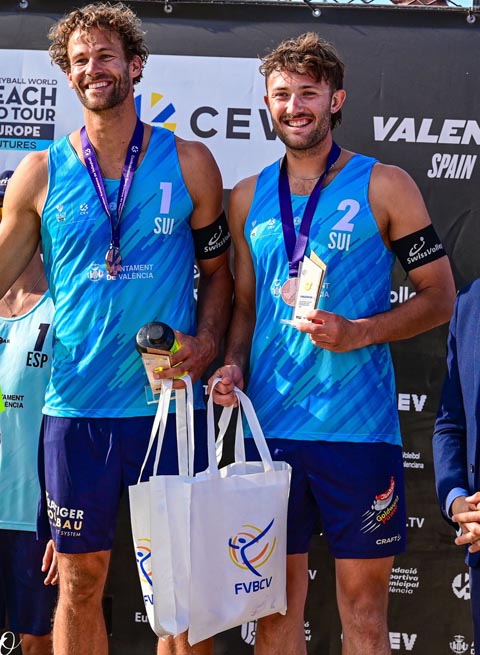 Das Beachvolleyteam mit Marco Krattiger und dem Möhliner Leo Dillier hat seine erste Medaille auf der internationalen Profitour gewonnen. Foto: zVg