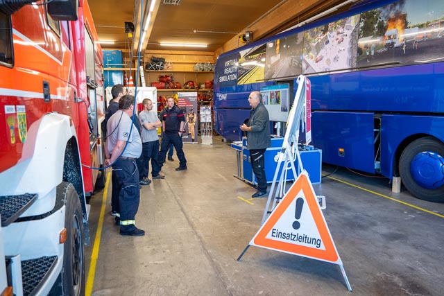 Eine nicht alltägliche Übung der Feuerwehren Möhlin und Rheinfelden. Foto: Christian Sägesser