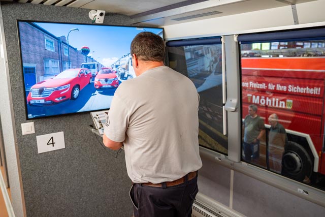  Eine nicht alltägliche Übung der Feuerwehren Möhlin und Rheinfelden. Foto: Christian Sägesser