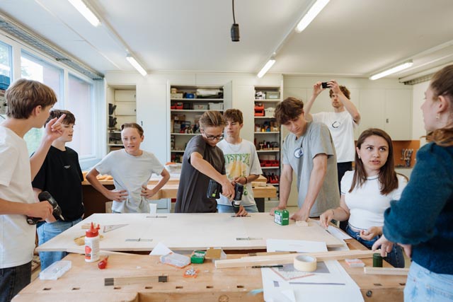 Schüler beim Zusammenbau der Klimaküche. Foto: Yuri Schmid 